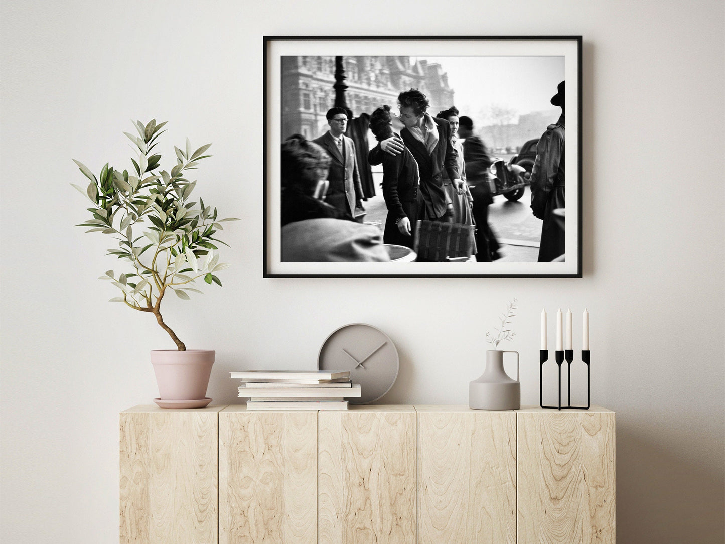 The Kiss At City Hall Poster, Le baiser de L’Hotel De Ville, 1950, by Robert Doisneau